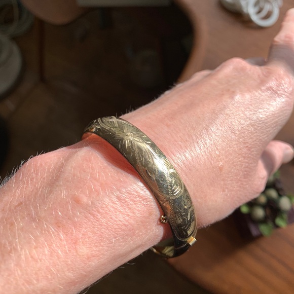 Hand Engraved 1940 Forstner Gold Fill Bracelet. Victorian Style Hinged Bangle. - Picture 5 of 7